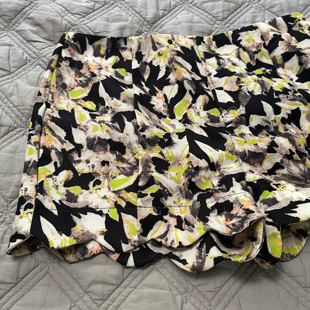 Ark & Co patterned scallopped shorts size Medium